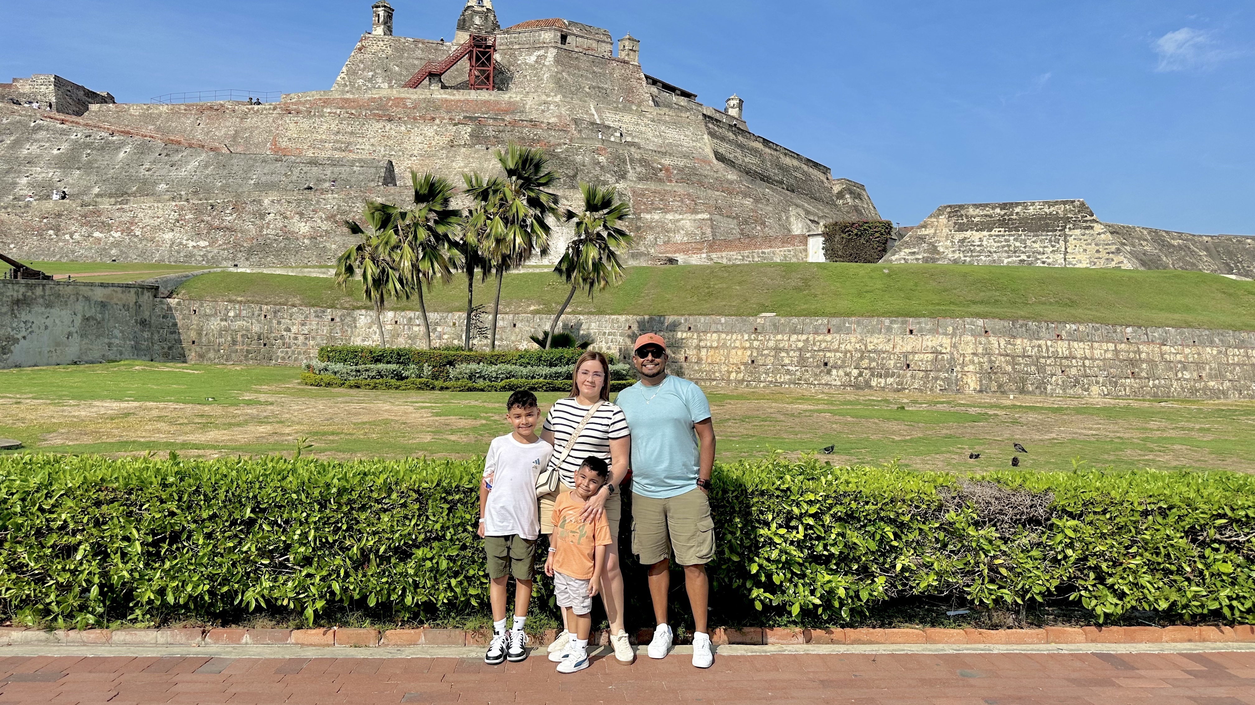 Héctor con sus hijos en un parque de Costa Rica